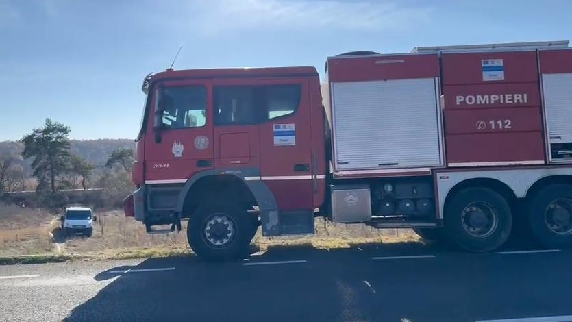 Imagini cu utilajul cu roboți trimis la locul unde s-au răsturnat două vagoane cu benzină. Nicio persoană nu are voie să se apropie 933730