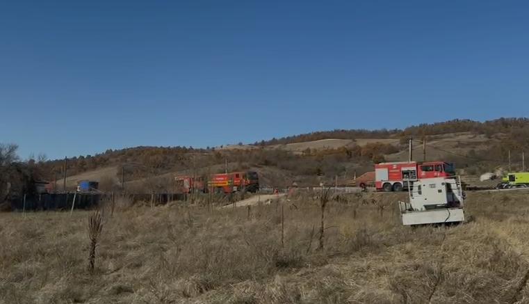 Imagini cu utilajul cu roboți trimis la locul unde s-au răsturnat două vagoane cu benzină. Nicio persoană nu are voie să se apropie 933731