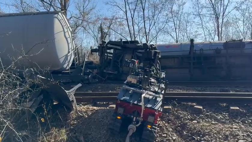 Imagini cu utilajul cu roboți trimis la locul unde s-au răsturnat două vagoane cu benzină. Nicio persoană nu are voie să se apropie 933732