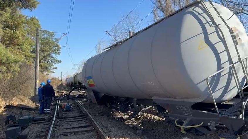 Imagini cu utilajul cu roboți trimis la locul unde s-au răsturnat două vagoane cu benzină. Nicio persoană nu are voie să se apropie 933733