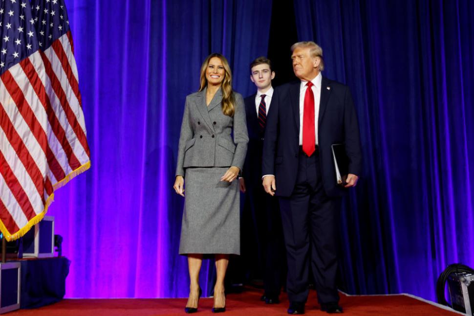 Melania Trump nu a purtat nimic sub jacheta cu două rânduri de nasturi din ziua alegerilor. Cum a fost comentată ținuta Primei Doamne 933708