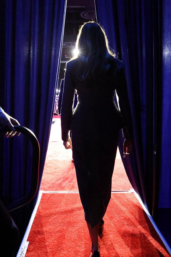 Melania Trump nu a purtat nimic sub jacheta cu două rânduri de nasturi din ziua alegerilor. Cum a fost comentată ținuta Primei Doamne 933709