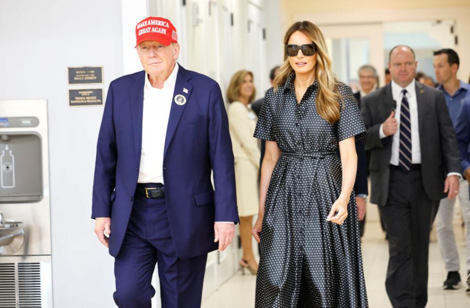 Melania Trump nu a purtat nimic sub jacheta cu două rânduri de nasturi din ziua alegerilor. Cum a fost comentată ținuta Primei Doamne 933715