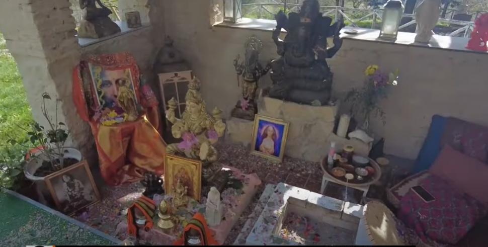 Metoda scandaloasă folosită de un guru din Italia care susţine că poate vindeca femeile. "Am văzut fotografiile, erau toate goale" 933640