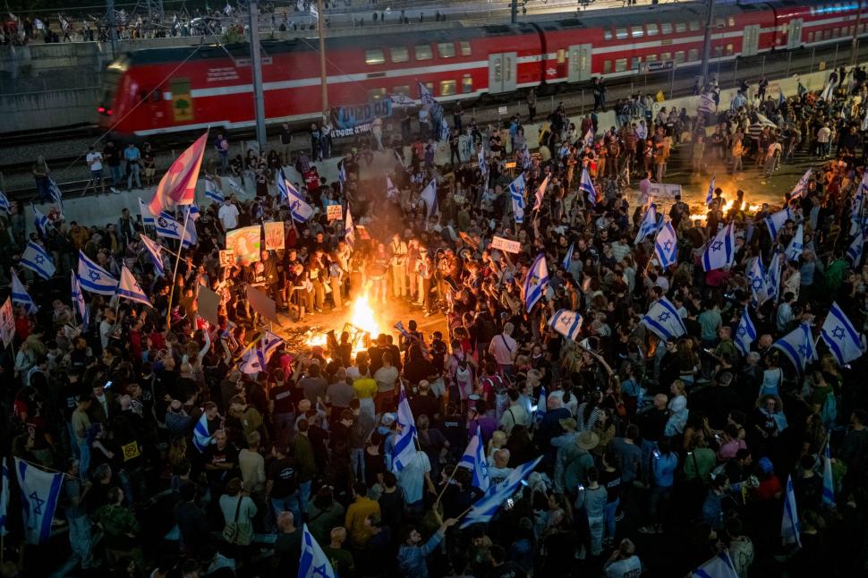 Proteste uriașe în Israel după ce Netanyahu l-a demis pe Gallant. Poliția a folosit tunurile cu apă 933574