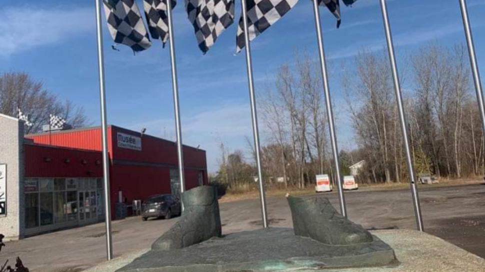 Statuia dedicată pilotului Gilles Villeneuve a fost furată din faţa muzeului în Canada. Ce recompensă se oferă pentru găsirea ei 933739