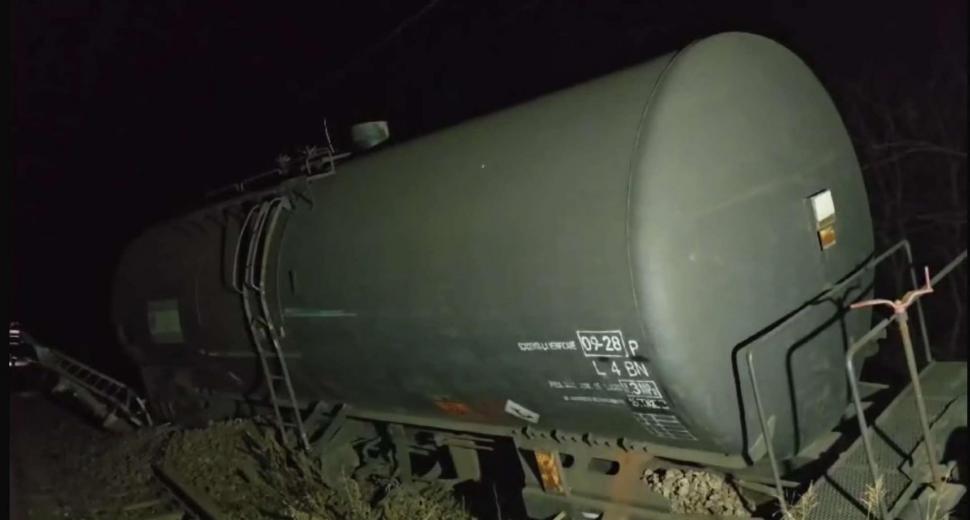 Vagoanele cu benzină răsturnate în Mehedinți vor fi ridicate cu macarale de mare tonaj. Circulația în zonă e oprită 933536