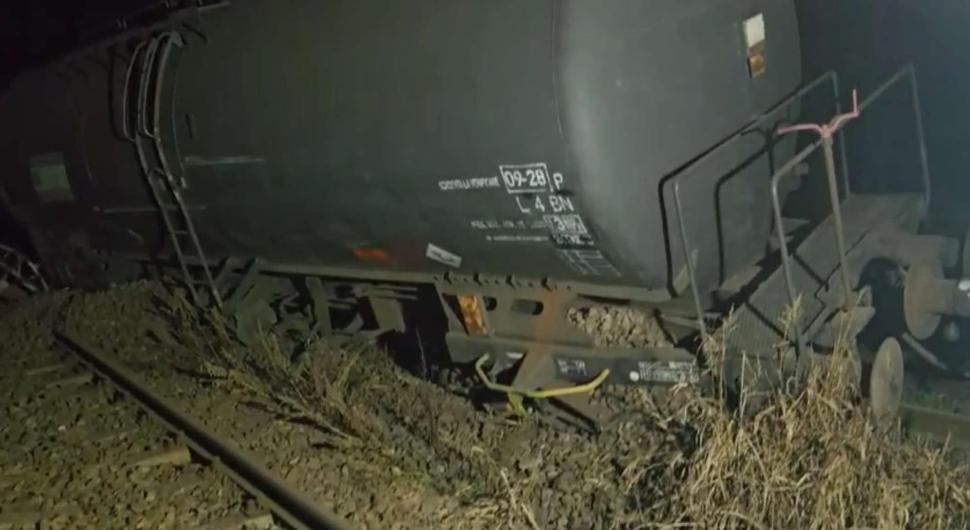 Vagoanele cu benzină răsturnate în Mehedinți vor fi ridicate cu macarale de mare tonaj. Circulația în zonă e oprită 933537