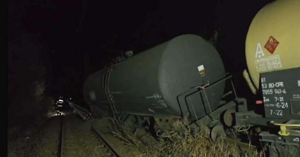 Vagoanele cu benzină răsturnate în Mehedinți vor fi ridicate cu macarale de mare tonaj. Circulația în zonă e oprită 933538