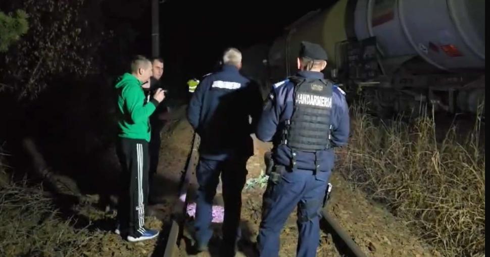 Vagoanele cu benzină răsturnate în Mehedinți vor fi ridicate cu macarale de mare tonaj. Circulația în zonă e oprită 933540