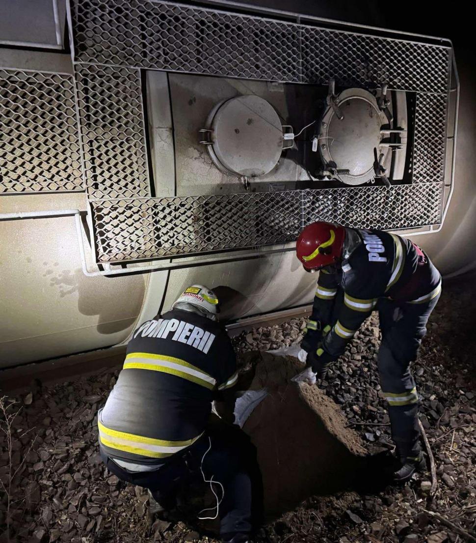 Vagoanele cu benzină răsturnate în Mehedinți vor fi ridicate cu macarale de mare tonaj. Circulația în zonă e oprită 933550