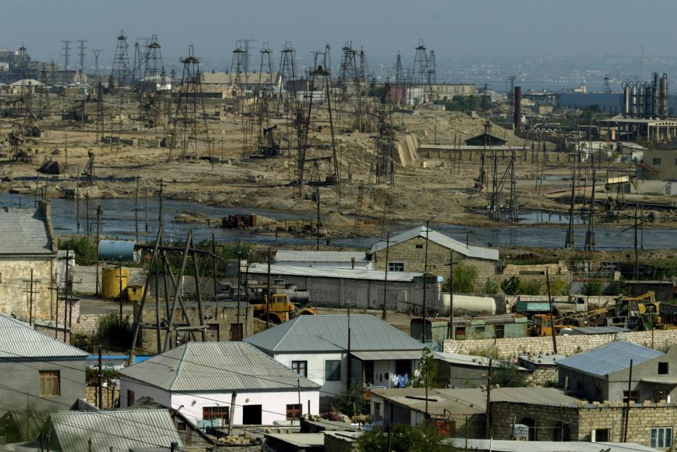 Povestea orașului misterios de platforme petroliere din epoca sovietică. Neft Daşları „plutește” pe cel mai mare lac din lume 933959