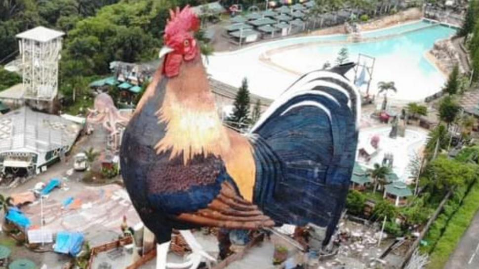 Un hotel în formă de cocoş a stabilit un nou record mondial. Are aproape 35 de metri înălţime 934195