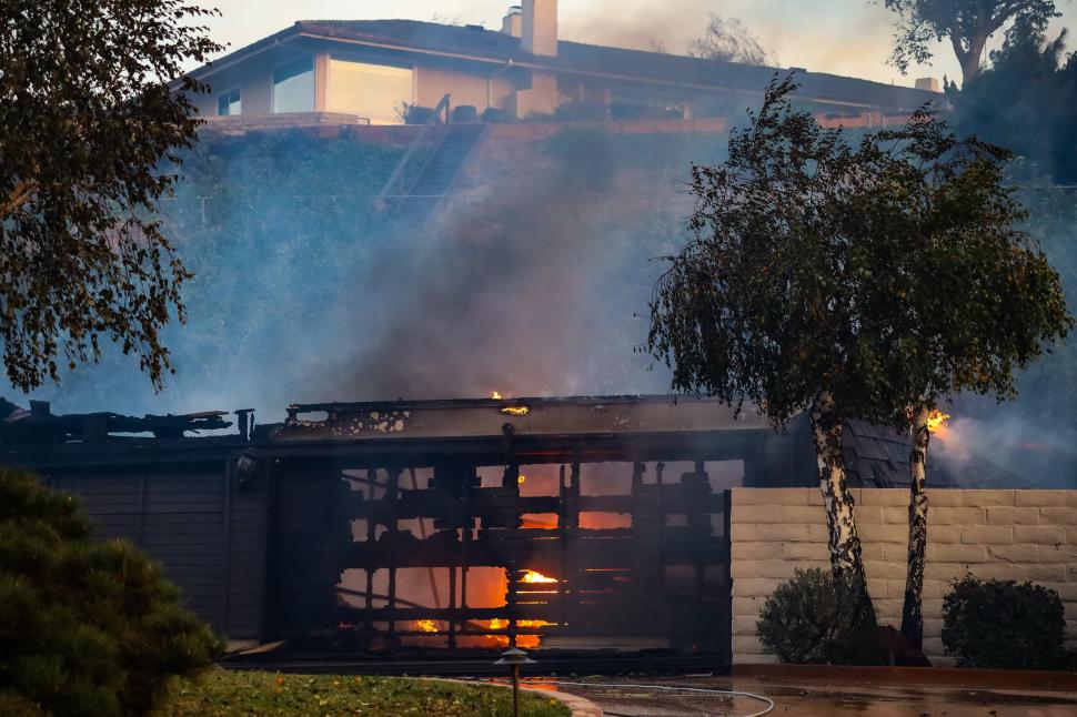 Incendiu uriaș în California: Sute de case au fost distruse de flăcări, mii de oameni evacuați 934273