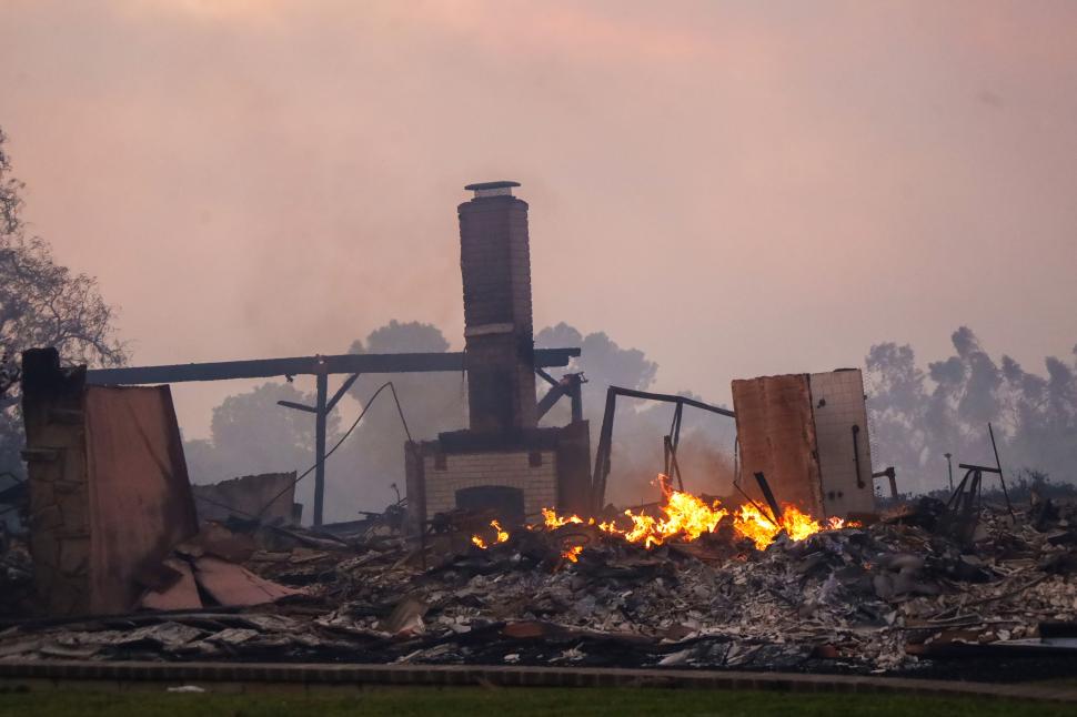 Incendiu uriaș în California: Sute de case au fost distruse de flăcări, mii de oameni evacuați 934274