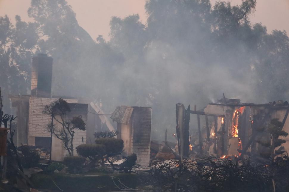 Incendiu uriaș în California: Sute de case au fost distruse de flăcări, mii de oameni evacuați 934275