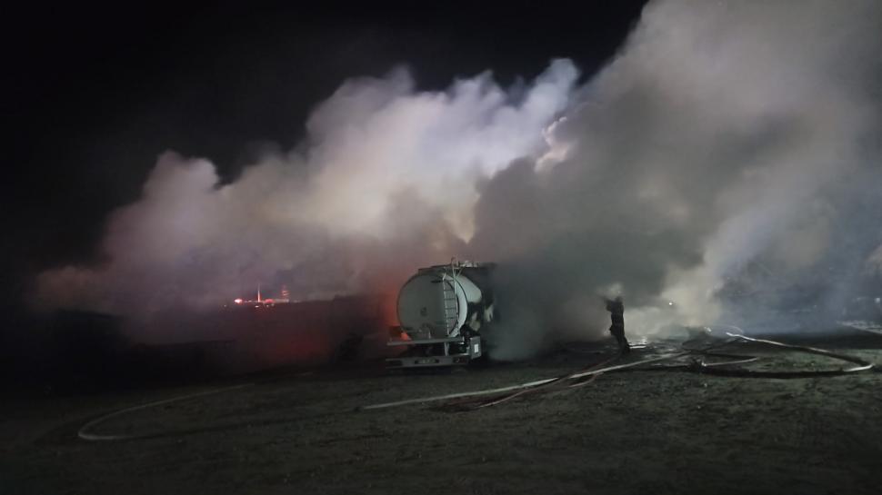 Mai multe cisterne au fost cuprinse de flăcări într-o parcare din localitatea 2 Mai. A fost emis mesaj RO-Alert 934495