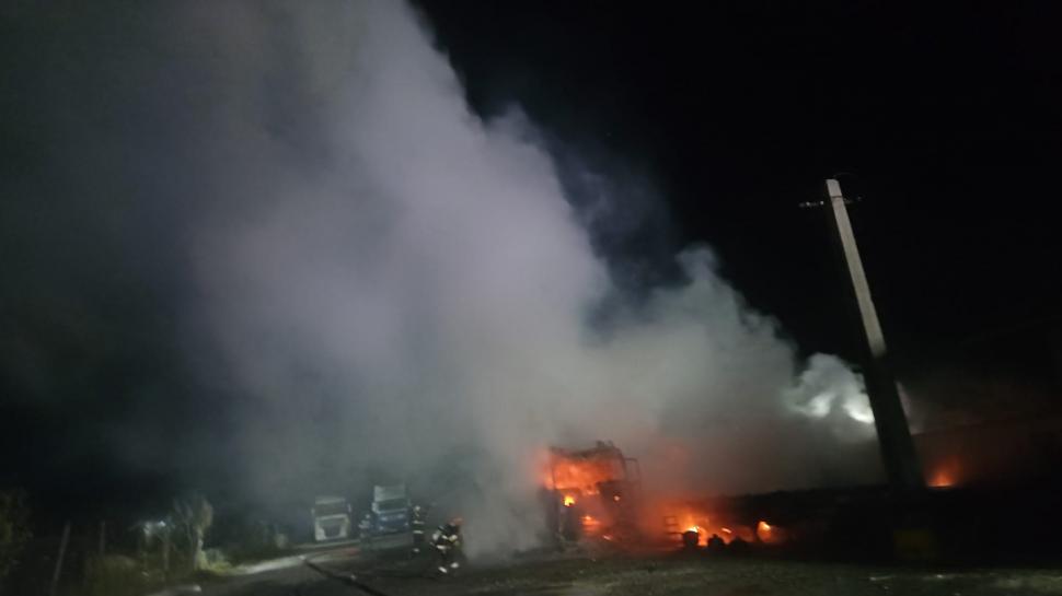 Mai multe cisterne au fost cuprinse de flăcări într-o parcare din localitatea 2 Mai. A fost emis mesaj RO-Alert 934496