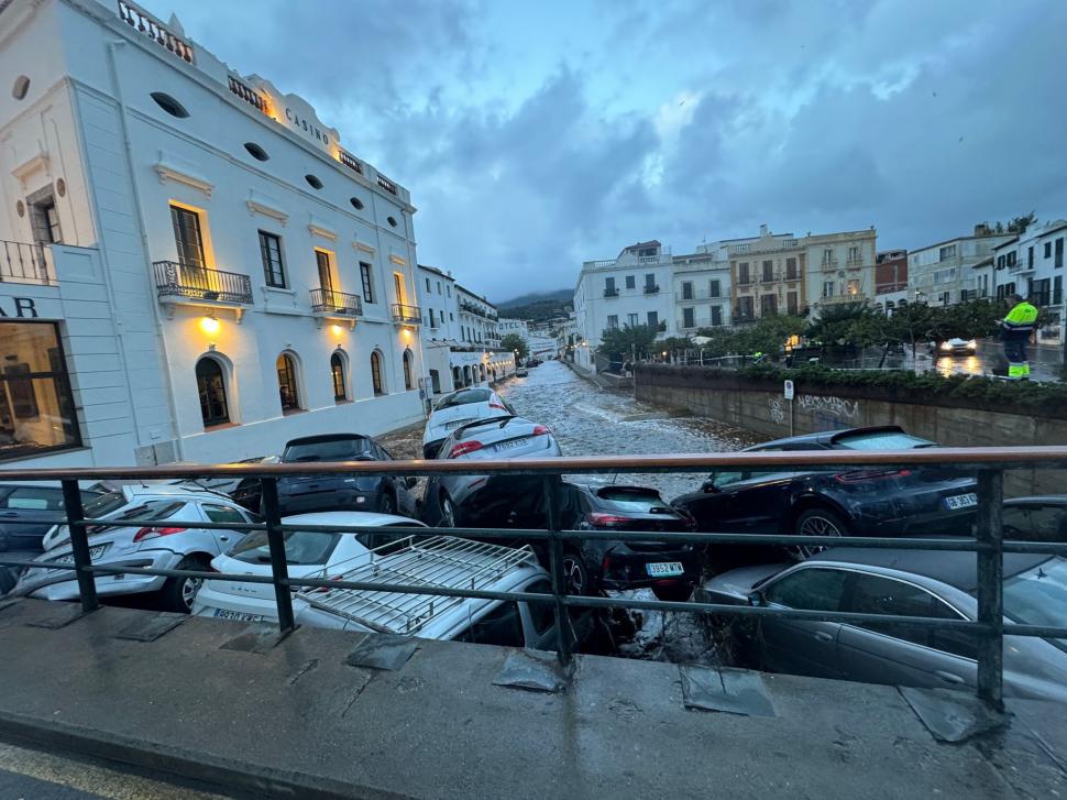 Noi inundații catastrofale au lovit Spania. În regiunea Girona zeci de mașini au fost luate de viituri 934383