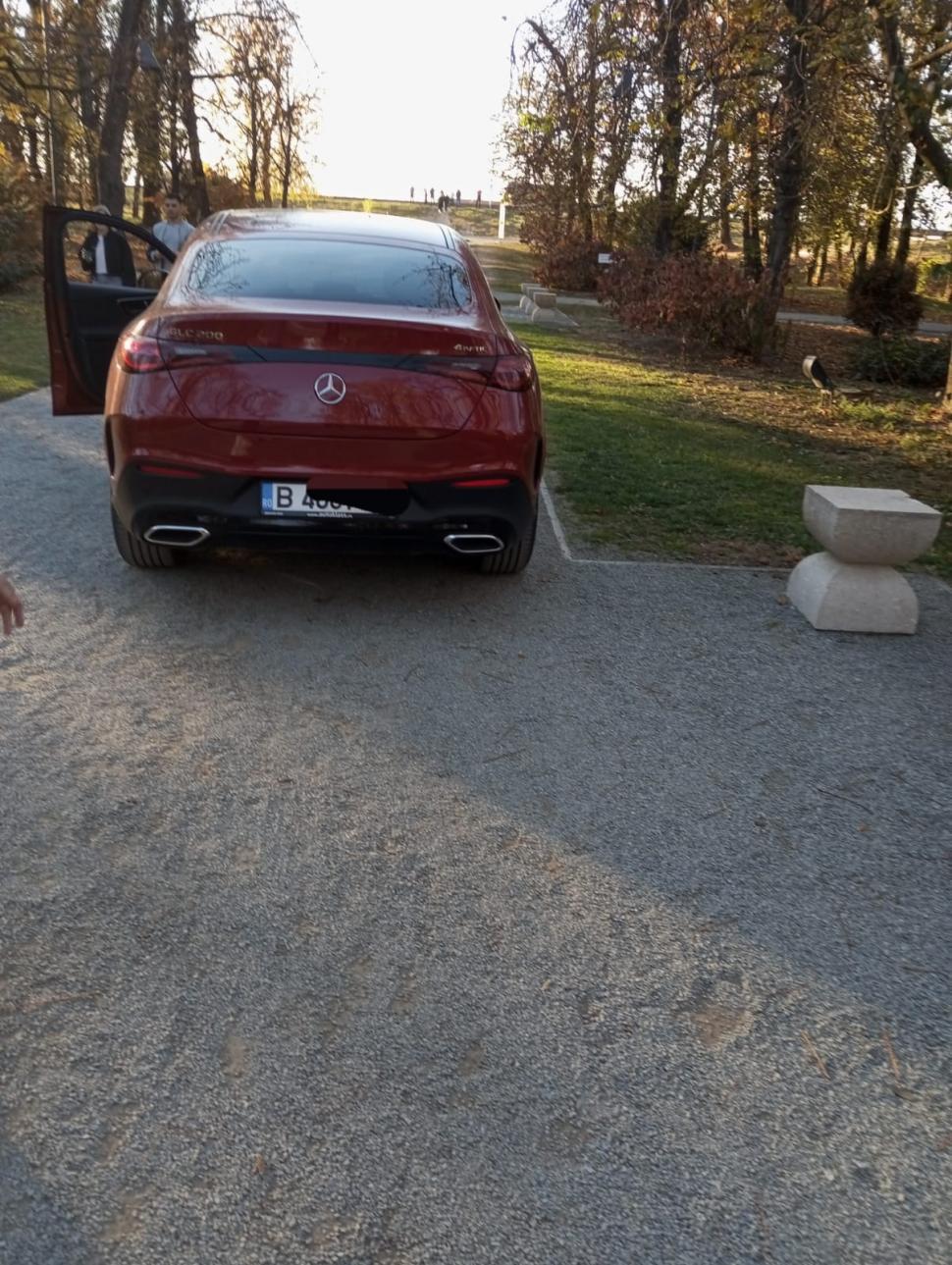 O șoferiță a trecut de Poarta Sărutului, a intrat pe Aleea Scaunelor și s-a oprit înainte de Masa Tăcerii. Apoi a primit amenda maximă 934489