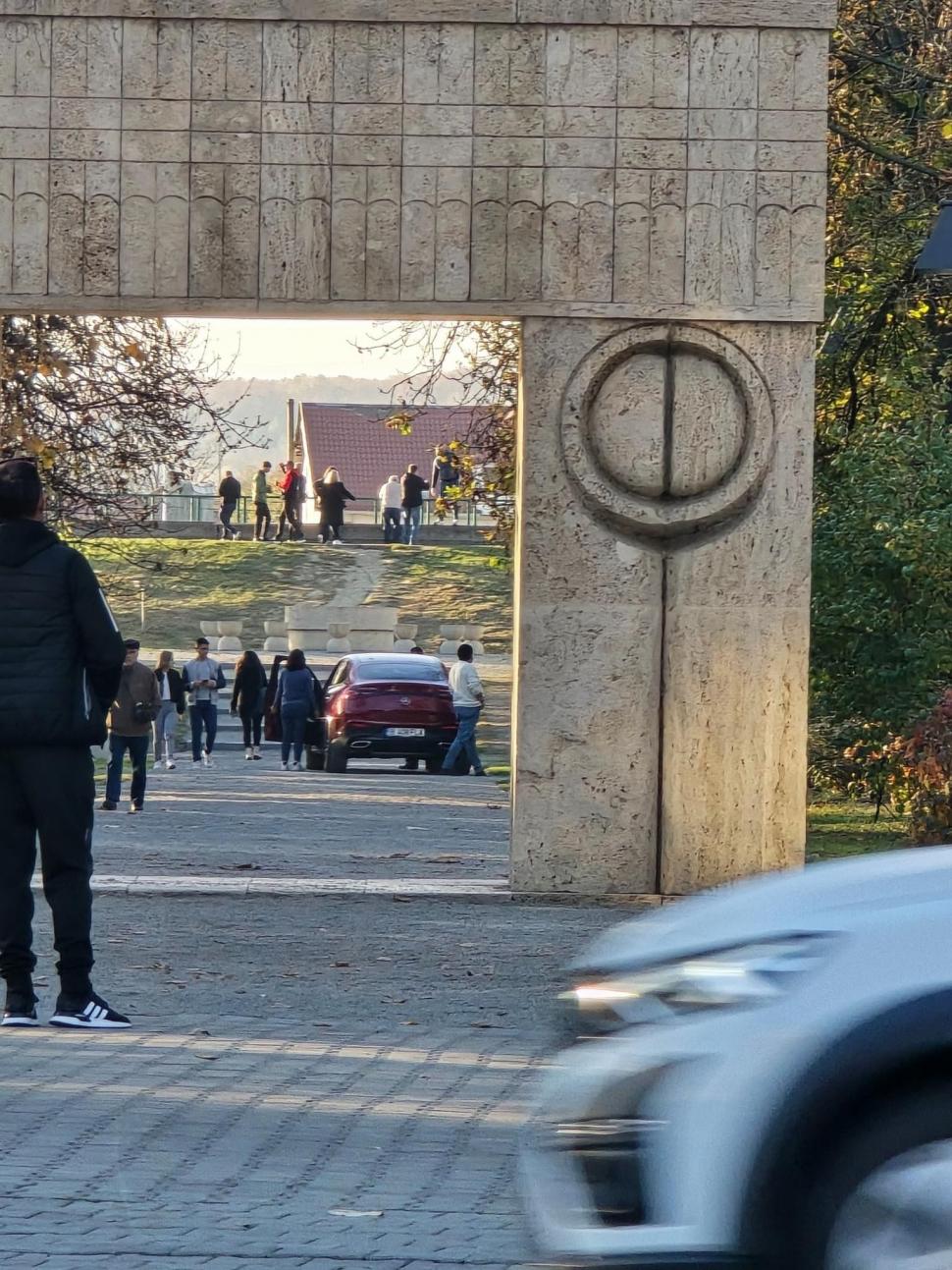 O șoferiță a trecut de Poarta Sărutului, a intrat pe Aleea Scaunelor și s-a oprit înainte de Masa Tăcerii. Apoi a primit amenda maximă 934491