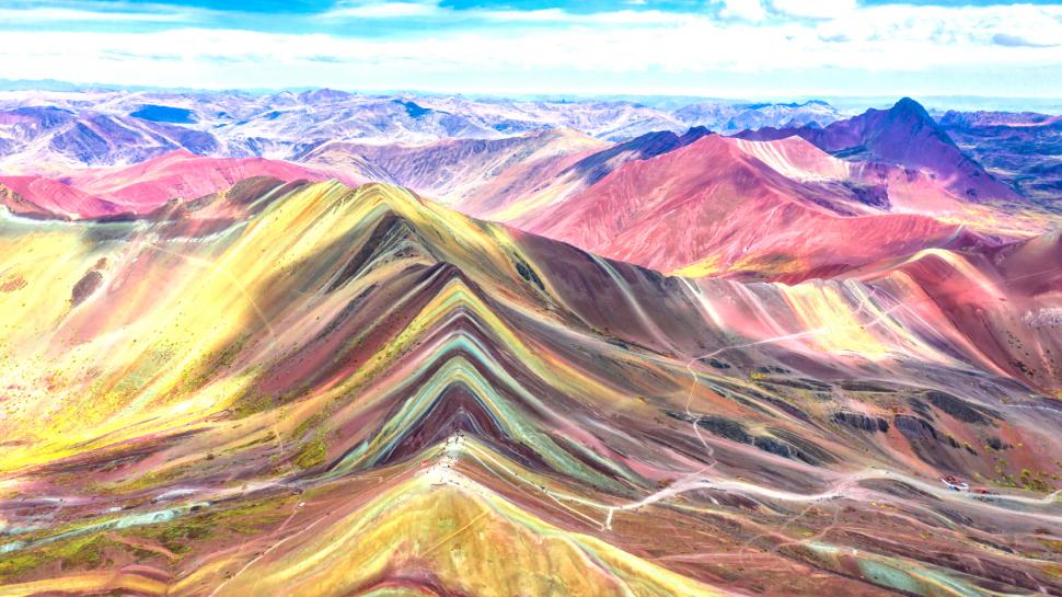 Pozele spectaculoase cu „Muntele curcubeu” fac senzație pe rețelele sociale. Cum arată cu adevărat obiectivul turistic devenit celebru 934234