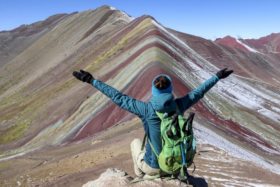 Pozele spectaculoase cu „Muntele curcubeu” fac senzație pe rețelele sociale. Cum arată cu adevărat obiectivul turistic devenit celebru 934236