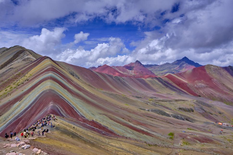 Pozele spectaculoase cu „Muntele curcubeu” fac senzație pe rețelele sociale. Cum arată cu adevărat obiectivul turistic devenit celebru 934240