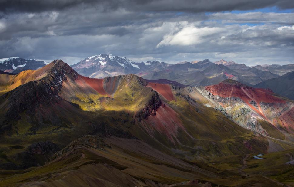 Pozele spectaculoase cu „Muntele curcubeu” fac senzație pe rețelele sociale. Cum arată cu adevărat obiectivul turistic devenit celebru 934242
