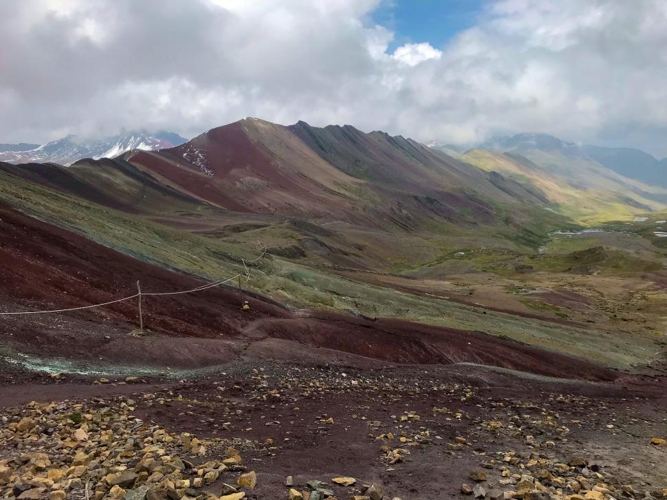 Pozele spectaculoase cu „Muntele curcubeu” fac senzație pe rețelele sociale. Cum arată cu adevărat obiectivul turistic devenit celebru 934244