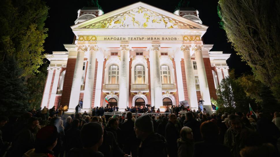 Proteste violente în Bulgaria după premiera unei piese regizate de John Malkovich, în care localnicii se spală o dată-n viață 934482