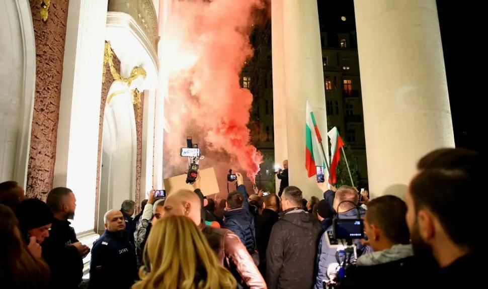 Proteste violente în Bulgaria după premiera unei piese regizate de John Malkovich, în care localnicii se spală o dată-n viață 934483