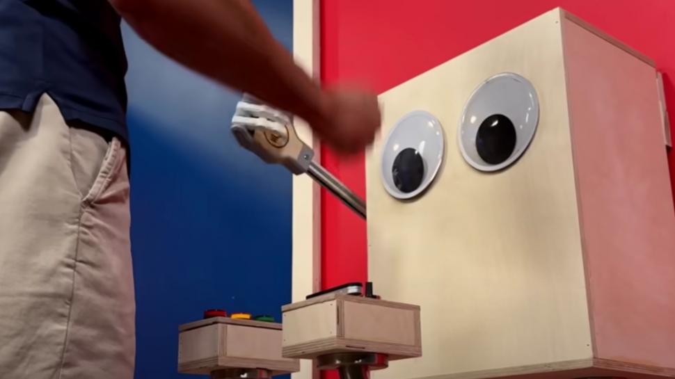 Un fost inginer NASA oferă 10.000 de dolari celui care îl poate învinge pe robotul său „Rocky” la un joc cunoscut 934507