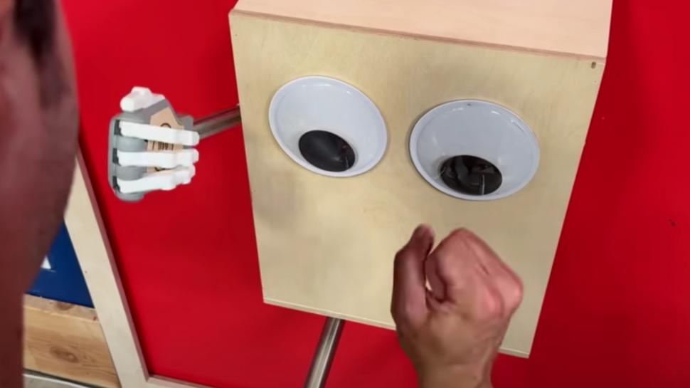 Un fost inginer NASA oferă 10.000 de dolari celui care îl poate învinge pe robotul său „Rocky” la un joc cunoscut 934508