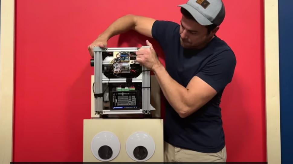 Un fost inginer NASA oferă 10.000 de dolari celui care îl poate învinge pe robotul său „Rocky” la un joc cunoscut 934509