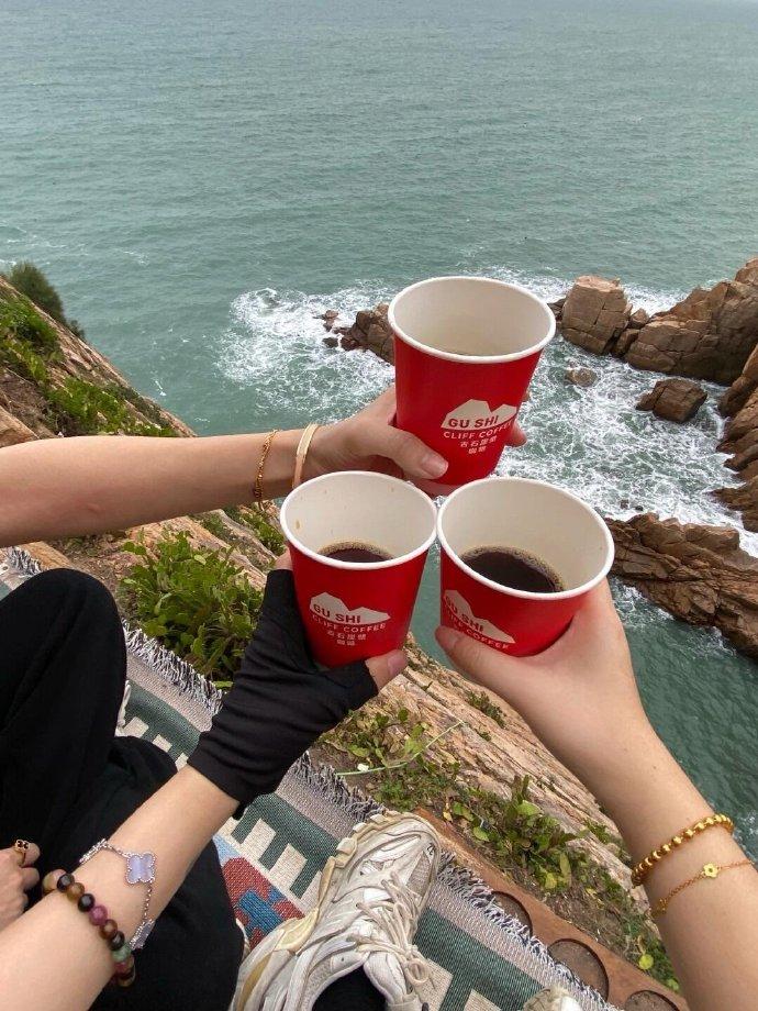 Cum arată cafeneaua de pe stânci pentru clienți care sfidează moartea. Băutura neagră e servită cu asigurare de viață inclusă în preț 933974