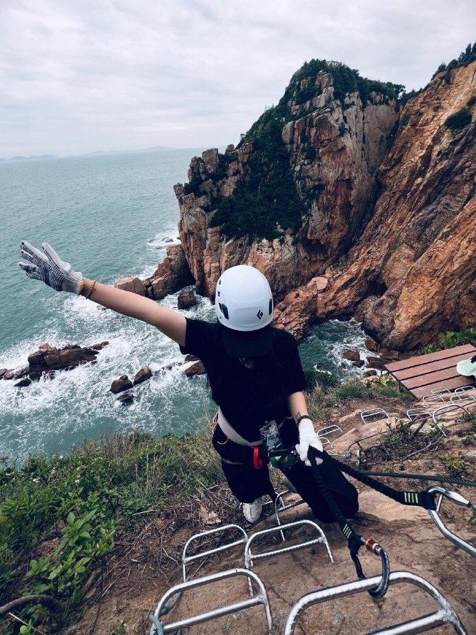 Cum arată cafeneaua de pe stânci pentru clienți care sfidează moartea. Băutura neagră e servită cu asigurare de viață inclusă în preț 933975