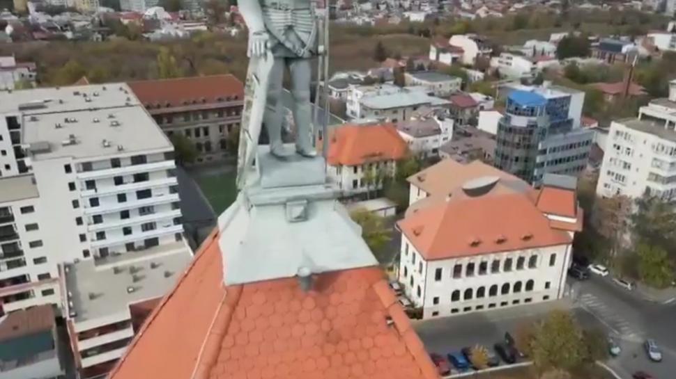 La un pas de tragedie: Scutul Sfântului Dimitrie s-a desprins şi era să cadă de la 55 de metri înălţime 934593