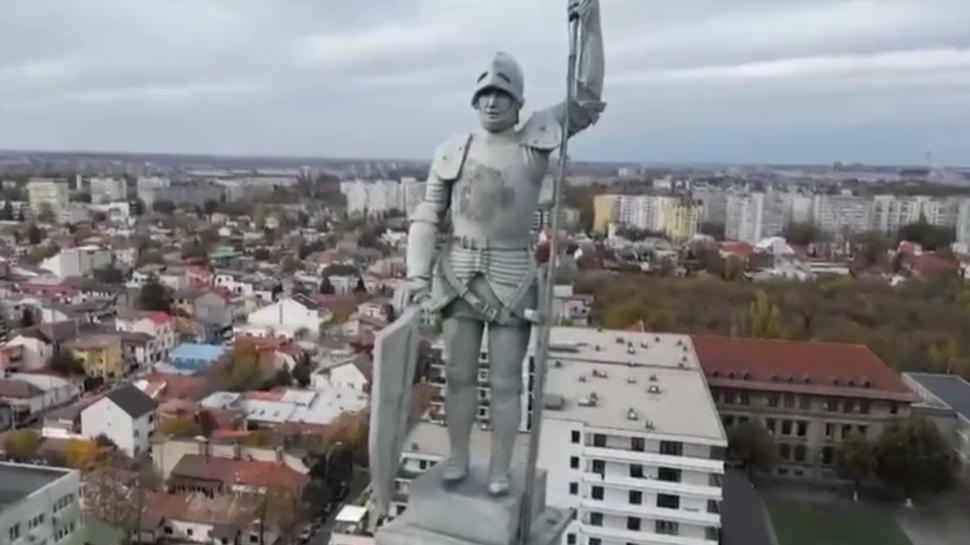 La un pas de tragedie: Scutul Sfântului Dimitrie s-a desprins şi era să cadă de la 55 de metri înălţime 934594