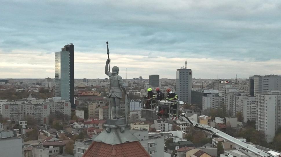 La un pas de tragedie: Scutul Sfântului Dimitrie s-a desprins şi era să cadă de la 55 de metri înălţime 934595