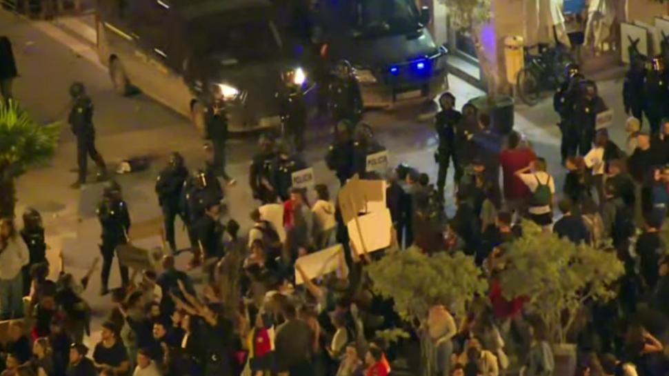 Proteste masive în Valencia. 100.000 de spanioli au ieşit în stradă şi au cerut demisii pentru gestionarea haotică a inundațiilor 934611