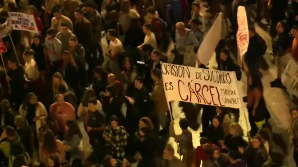 Proteste masive în Valencia. 100.000 de spanioli au ieşit în stradă şi au cerut demisii pentru gestionarea haotică a inundațiilor 934613