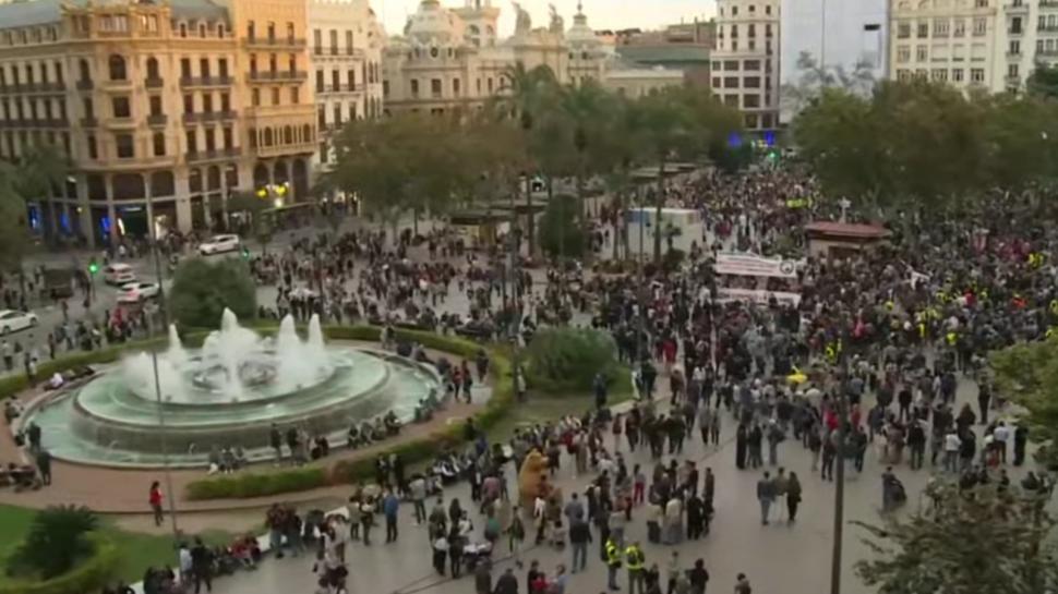Proteste masive în Valencia. 100.000 de spanioli au ieşit în stradă şi au cerut demisii pentru gestionarea haotică a inundațiilor 934618