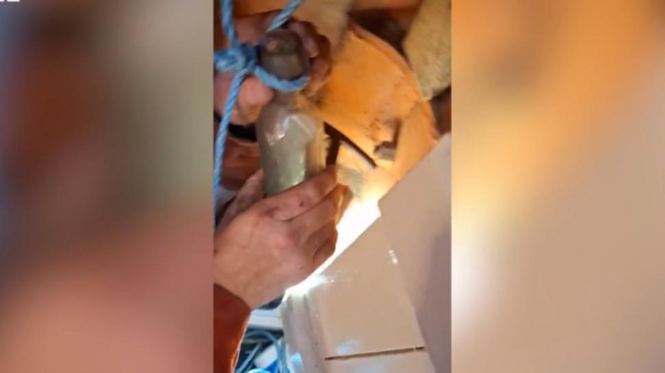 Un mesaj emoţionant ascuns într-o sticlă a fost găsit în peretele unui far după 132 de ani 934578