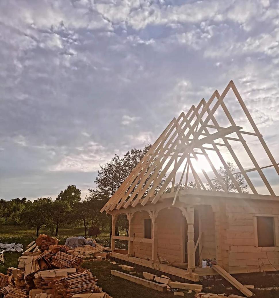 Doi soți din Cluj s-au mutat la țară și au construit un „cartier” idilic de căsuțe din lemn, în satul Breb din Maramureș 934092