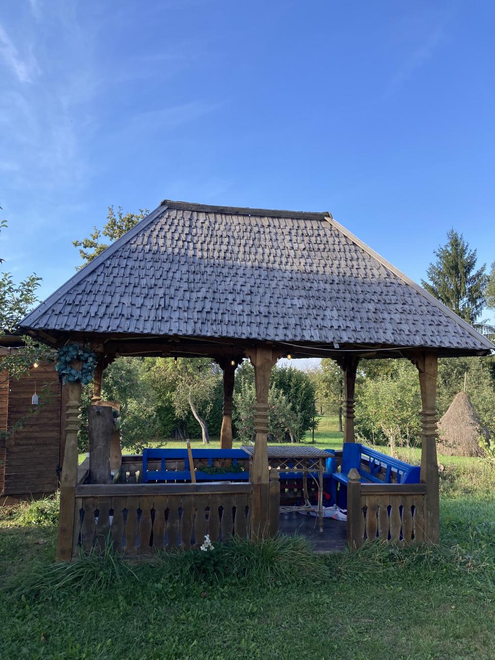 Doi soți din Cluj s-au mutat la țară și au construit un „cartier” idilic de căsuțe din lemn, în satul Breb din Maramureș 934094