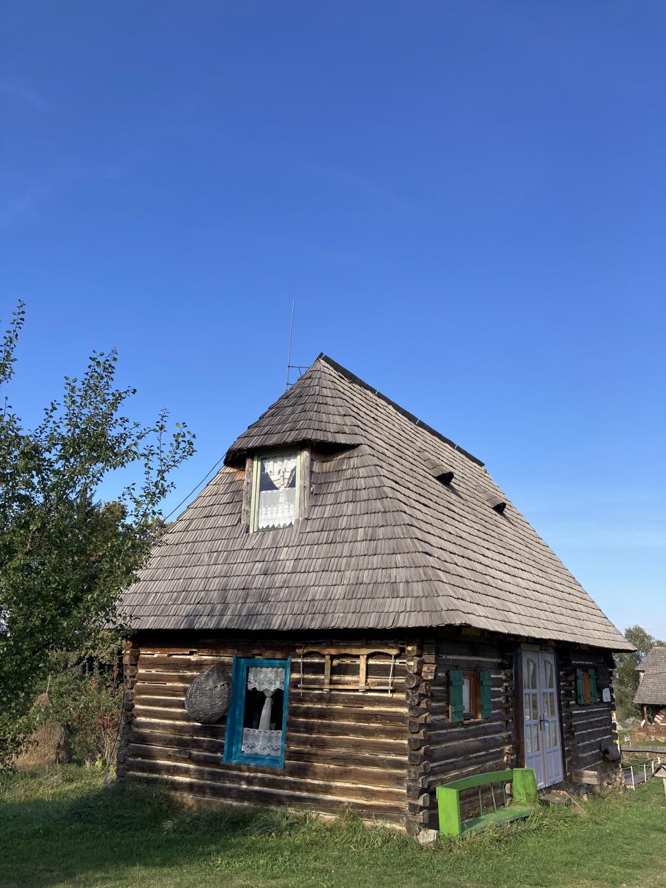 Doi soți din Cluj s-au mutat la țară și au construit un „cartier” idilic de căsuțe din lemn, în satul Breb din Maramureș 934095