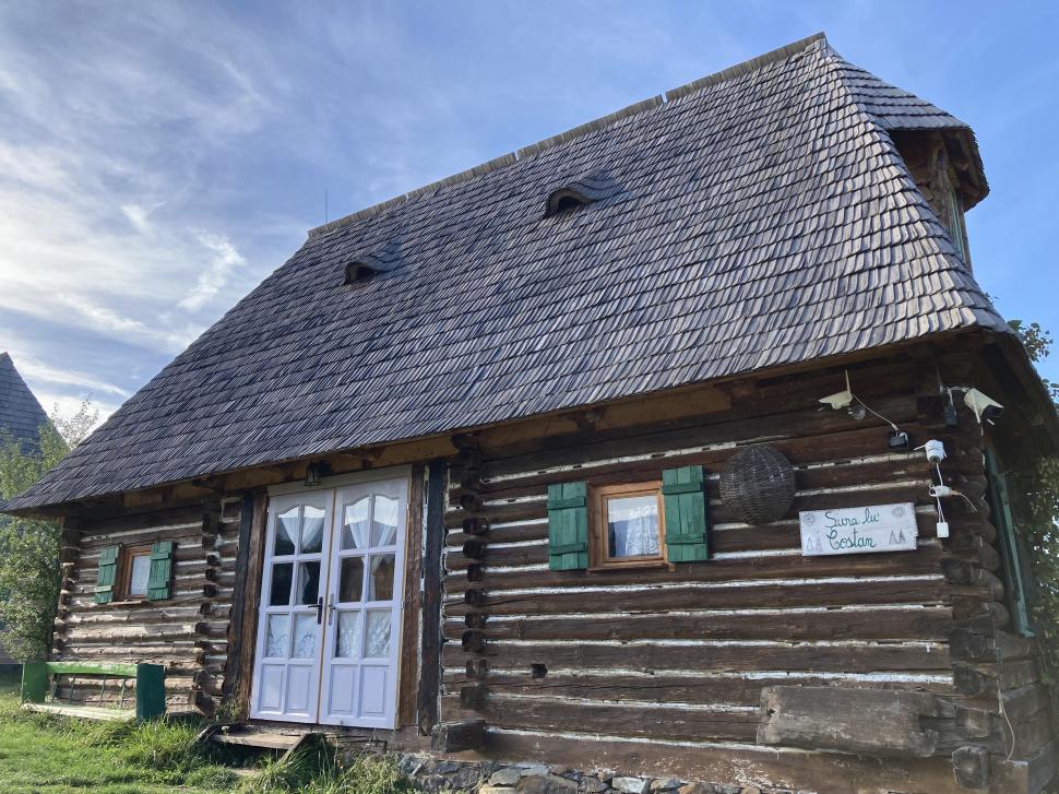 Doi soți din Cluj s-au mutat la țară și au construit un „cartier” idilic de căsuțe din lemn, în satul Breb din Maramureș 934097