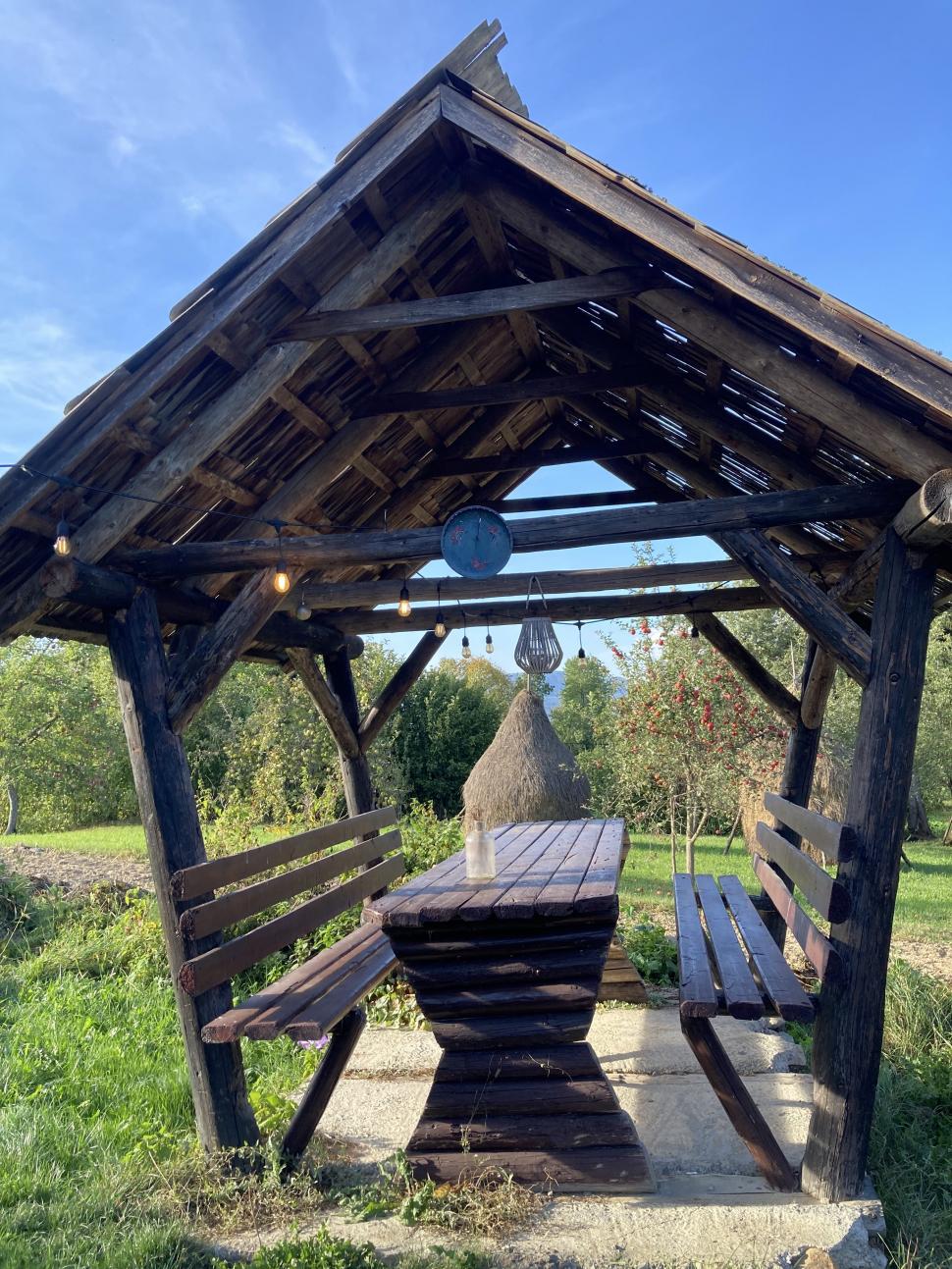 Doi soți din Cluj s-au mutat la țară și au construit un „cartier” idilic de căsuțe din lemn, în satul Breb din Maramureș 934099