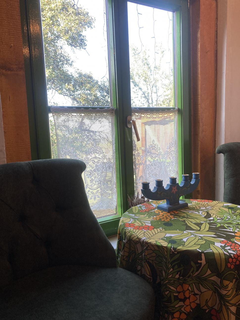 Doi soți din Cluj s-au mutat la țară și au construit un „cartier” idilic de căsuțe din lemn, în satul Breb din Maramureș 934108